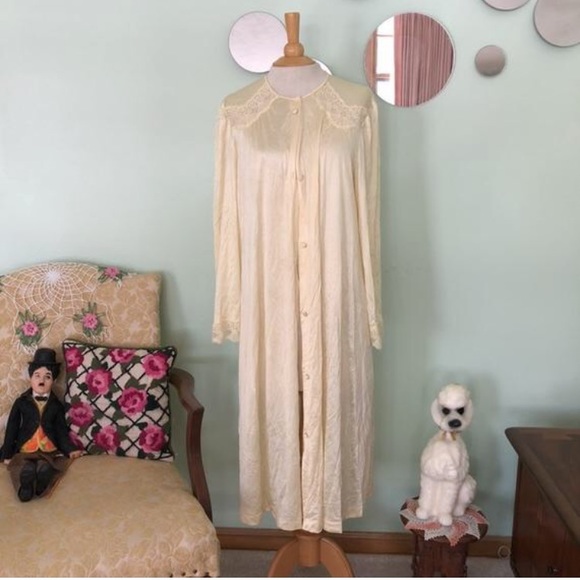 Lacy Vanity Fair Peignoir - Picture 2 of 7